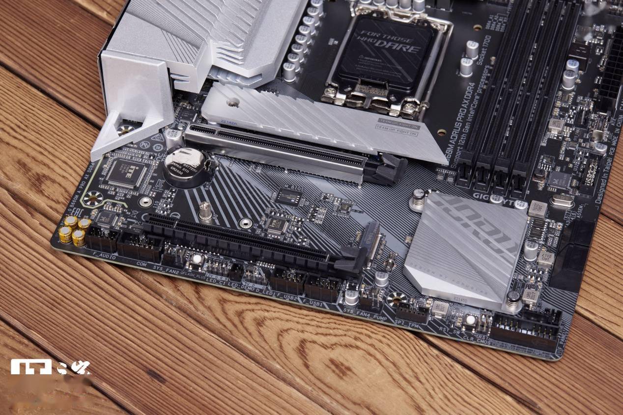 【IT之家开箱】技嘉雪雕 B660M 主板图赏：银装战甲，千元利刃