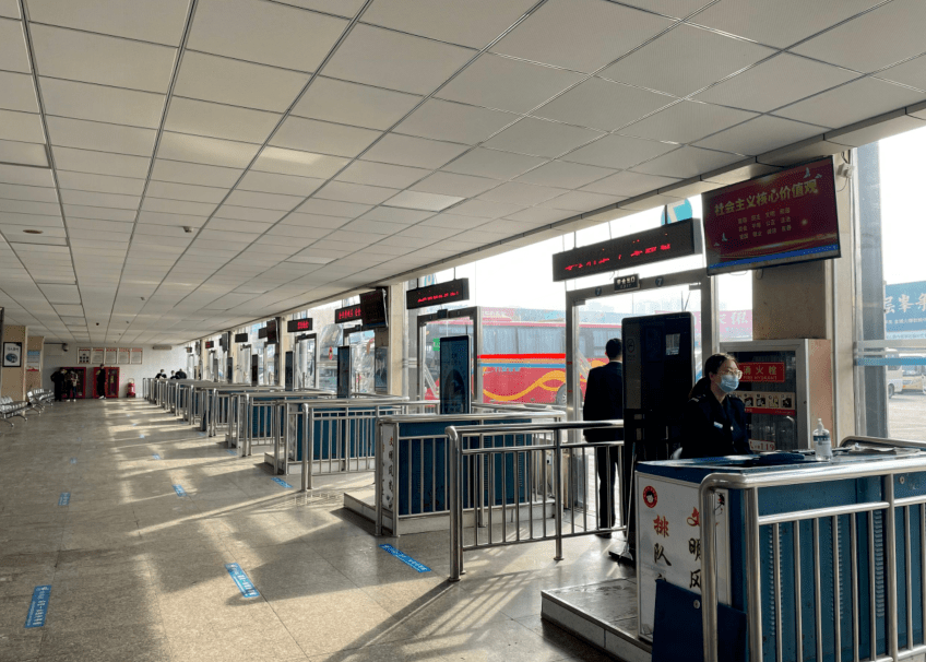 六安北收费站客运总站查验双码和48小时核酸检测证明