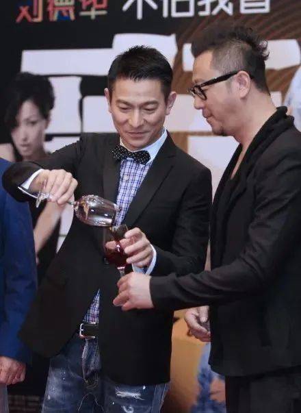 刘德华在《盲探》的庆功会上,当着所有人的面,把庆功的红酒全部倒给了