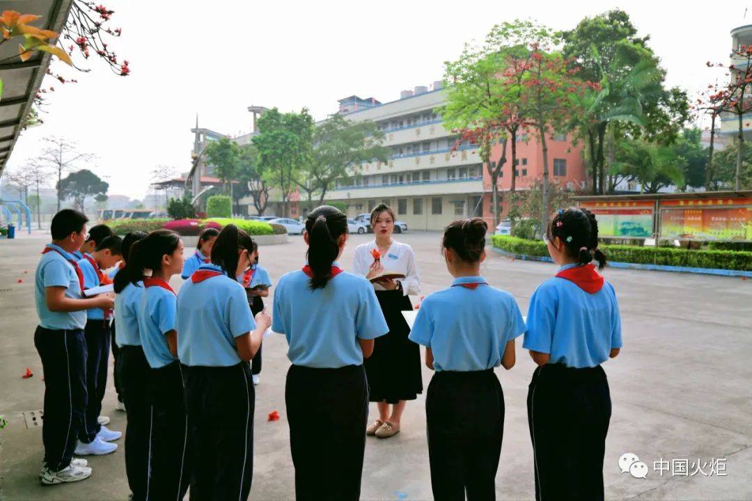 3月17日,东凤镇小沥社区关工委联合东海学校,开展思政教育课,讲述战"