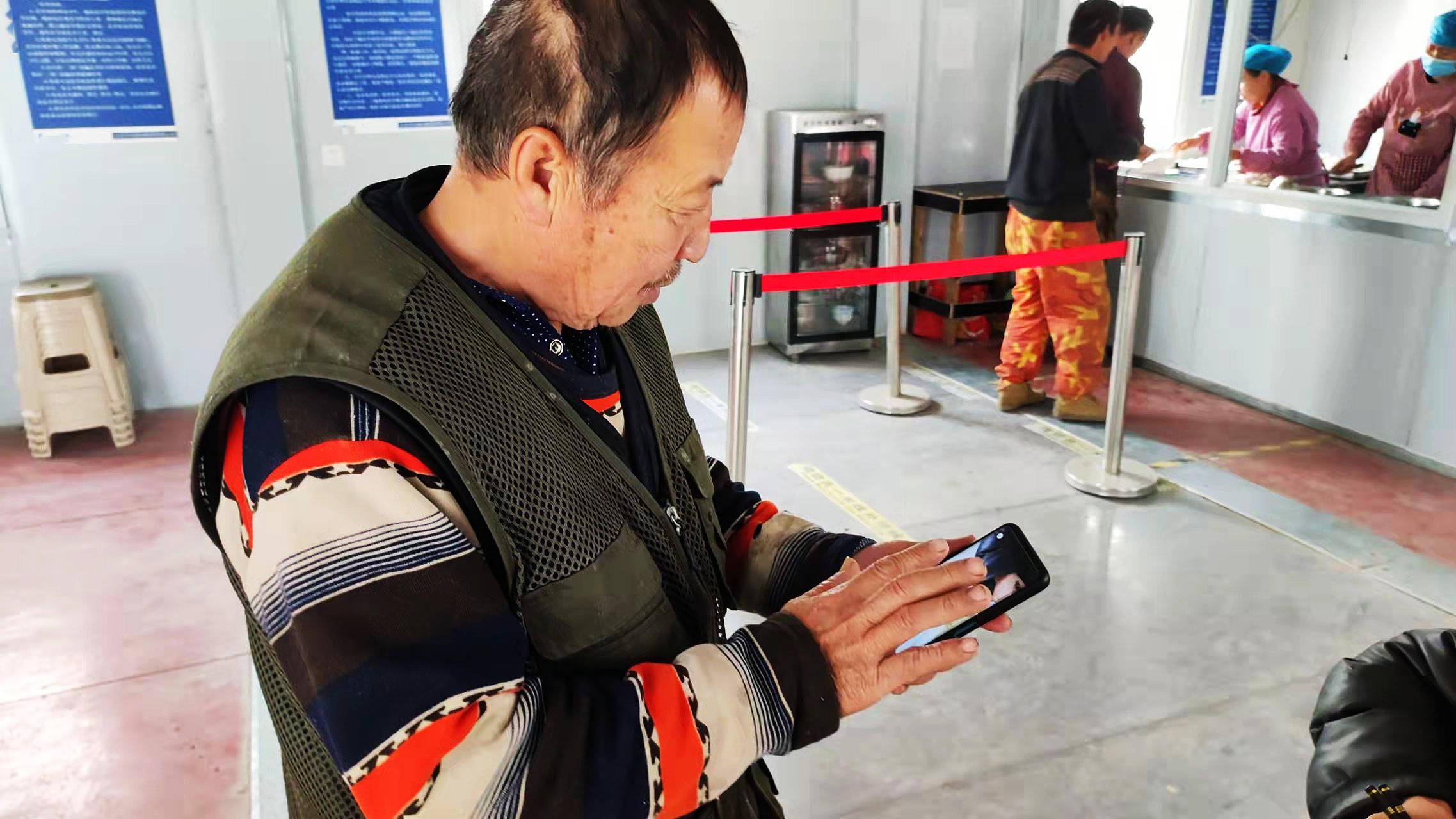 65岁的老人打电话向我求助我也帮不了他像这样的人还有很多