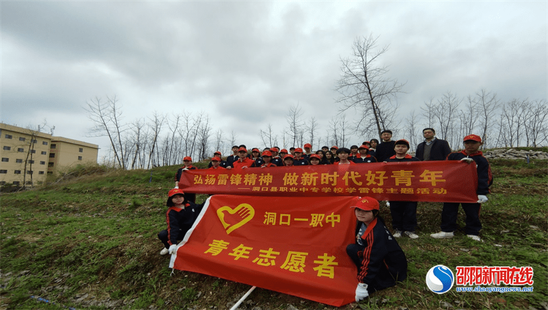 3月18日,洞口縣職業中專學校團委書記尹文俊組織園林專業學生開展