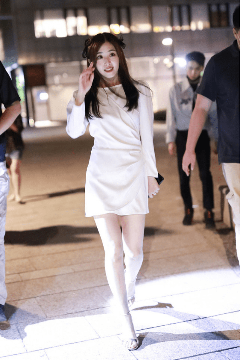 32岁的张含韵也是冻龄女神穿白色的短裙还有酸甜女孩样太嫩了