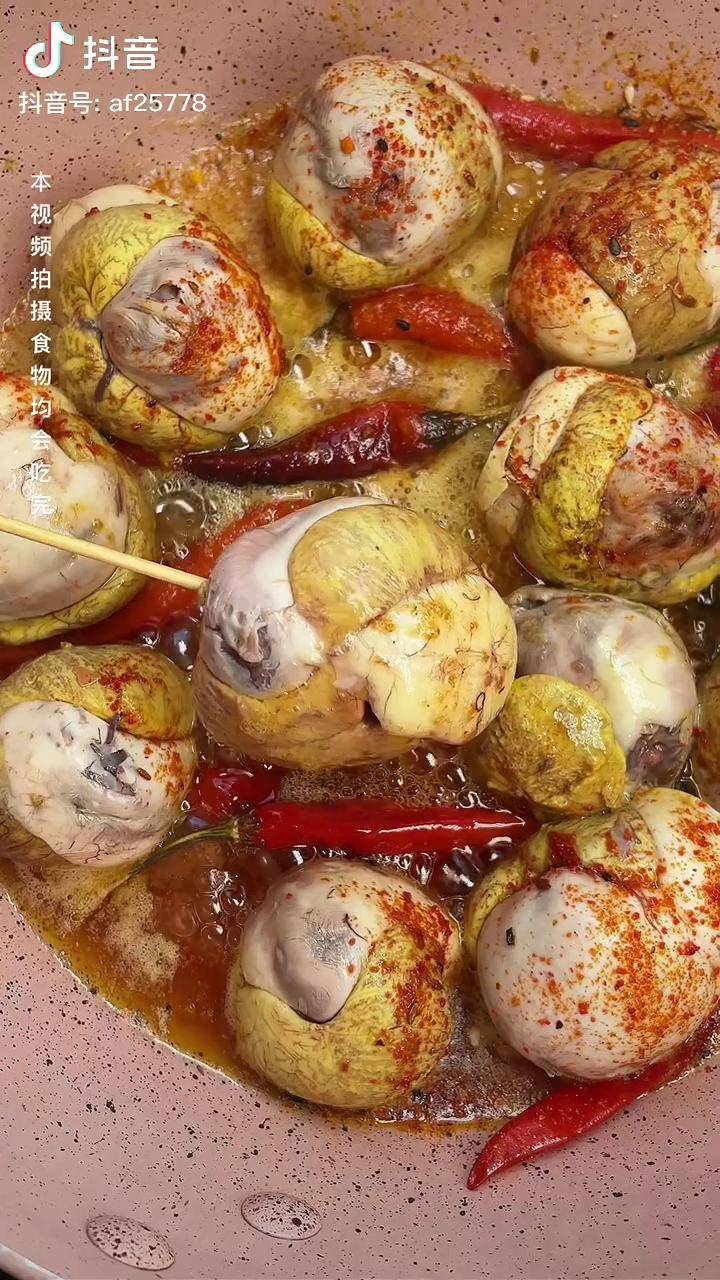 活珠子没有骨头没有毛的很香很嫩汤汁非常鲜美钢化蛋美食鸡蛋的神仙吃