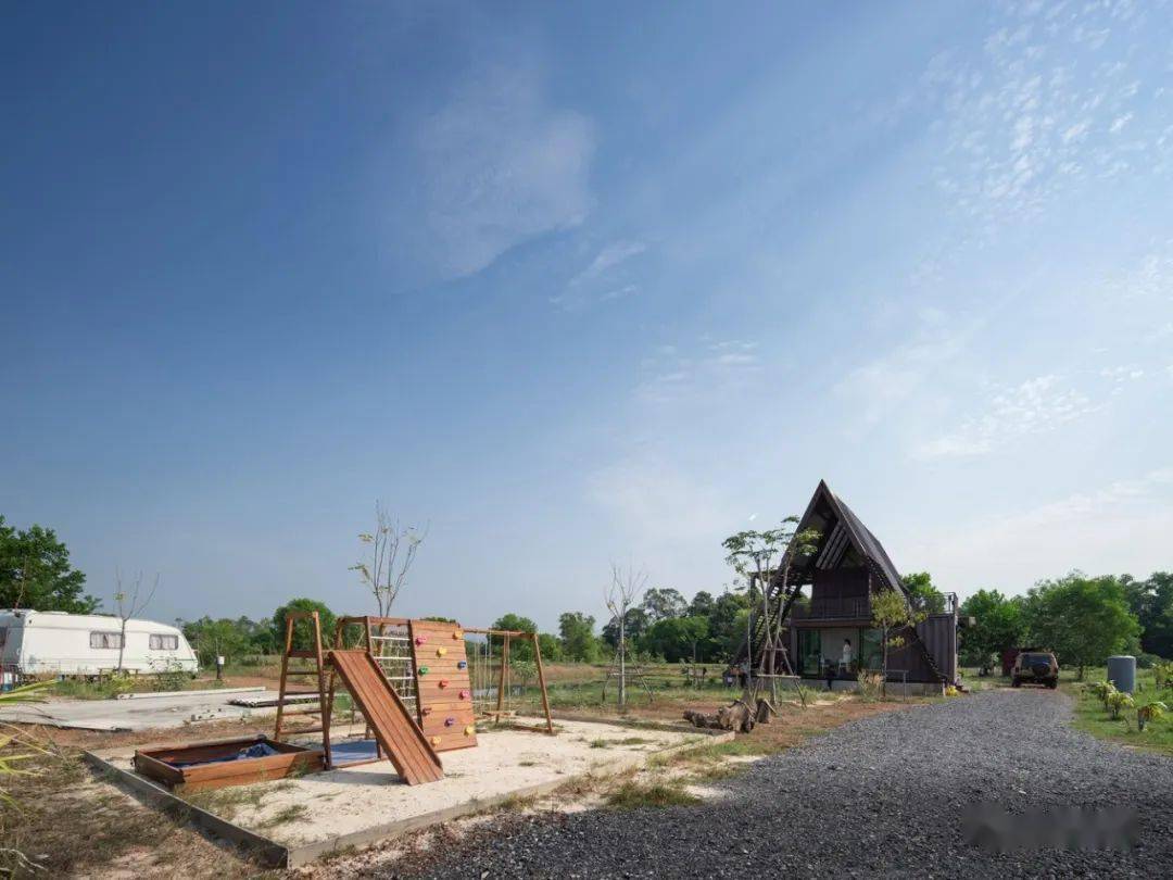 简单而巧妙的设计乡下果园里的集装箱住宅