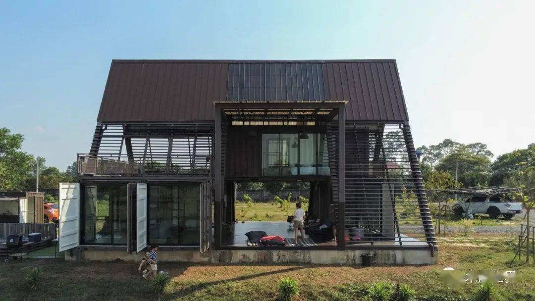 简单而巧妙的设计乡下果园里的集装箱住宅