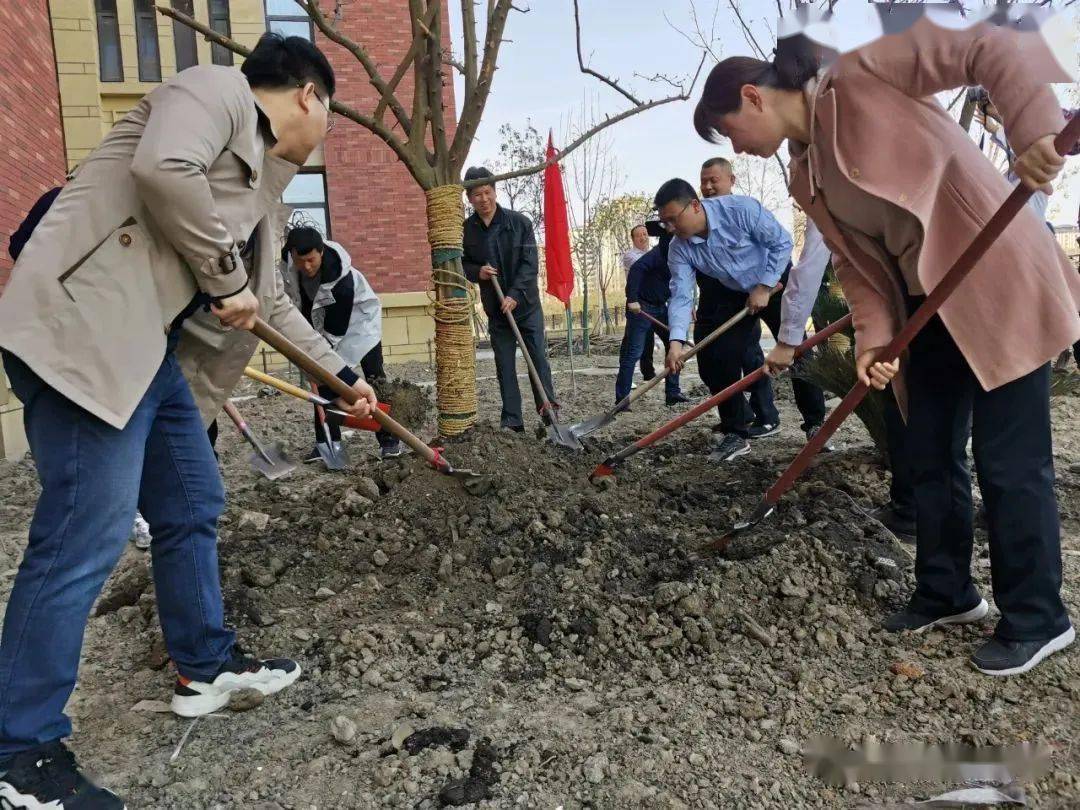 此次活動是在新校區開展的第一次義務植樹活動,也是巢湖二中黨委開展