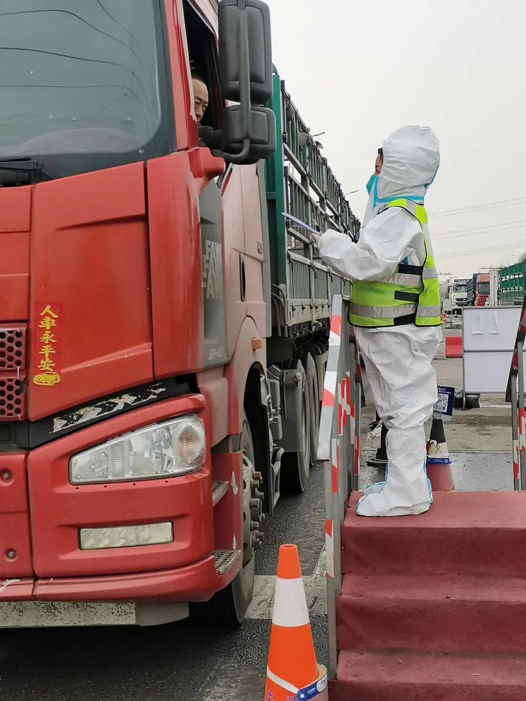 顶着两件棉袄俩棉裤都挡不住的冷