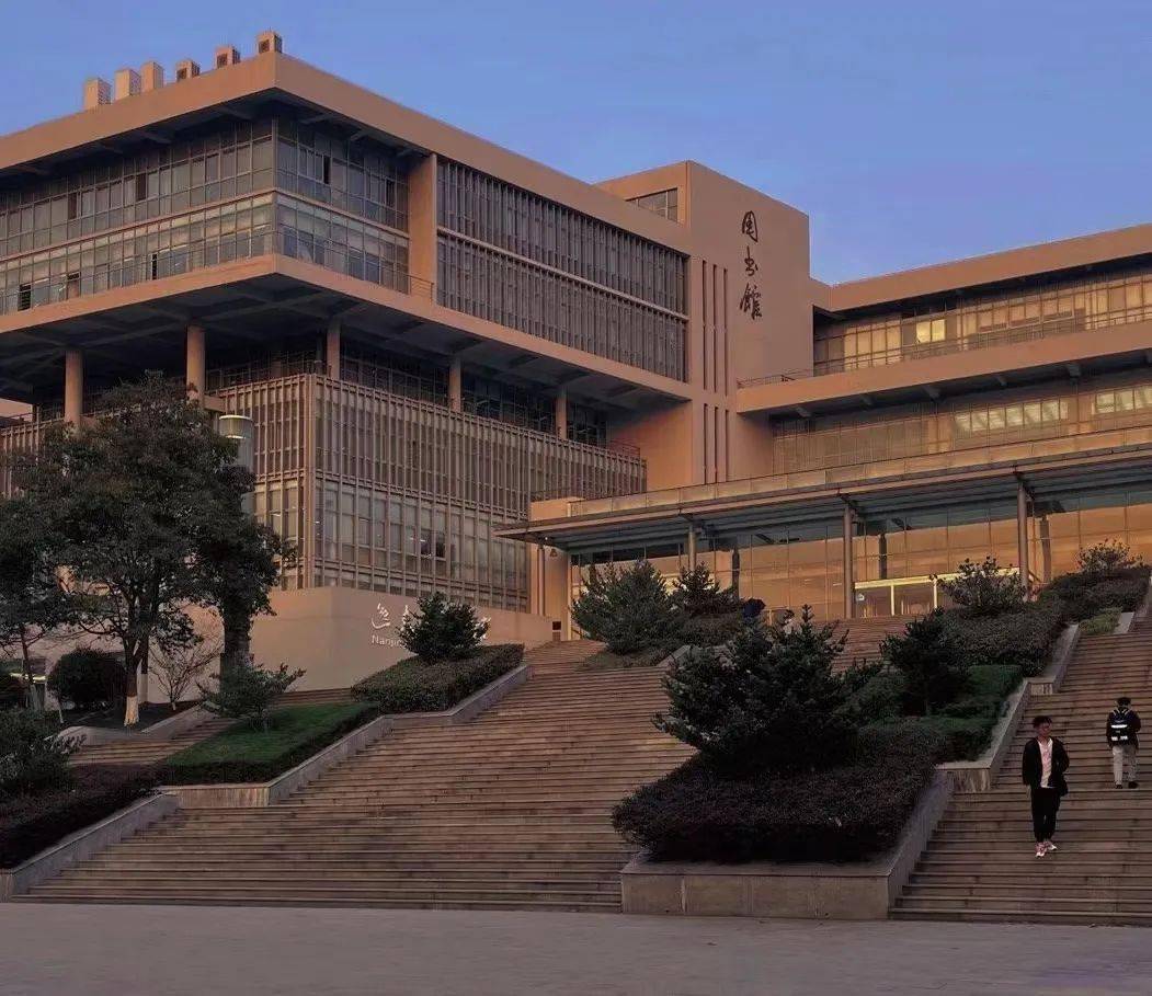 图书馆仍坚守着为众多学子提供一处静心地执着且坚定的学子们这是一列