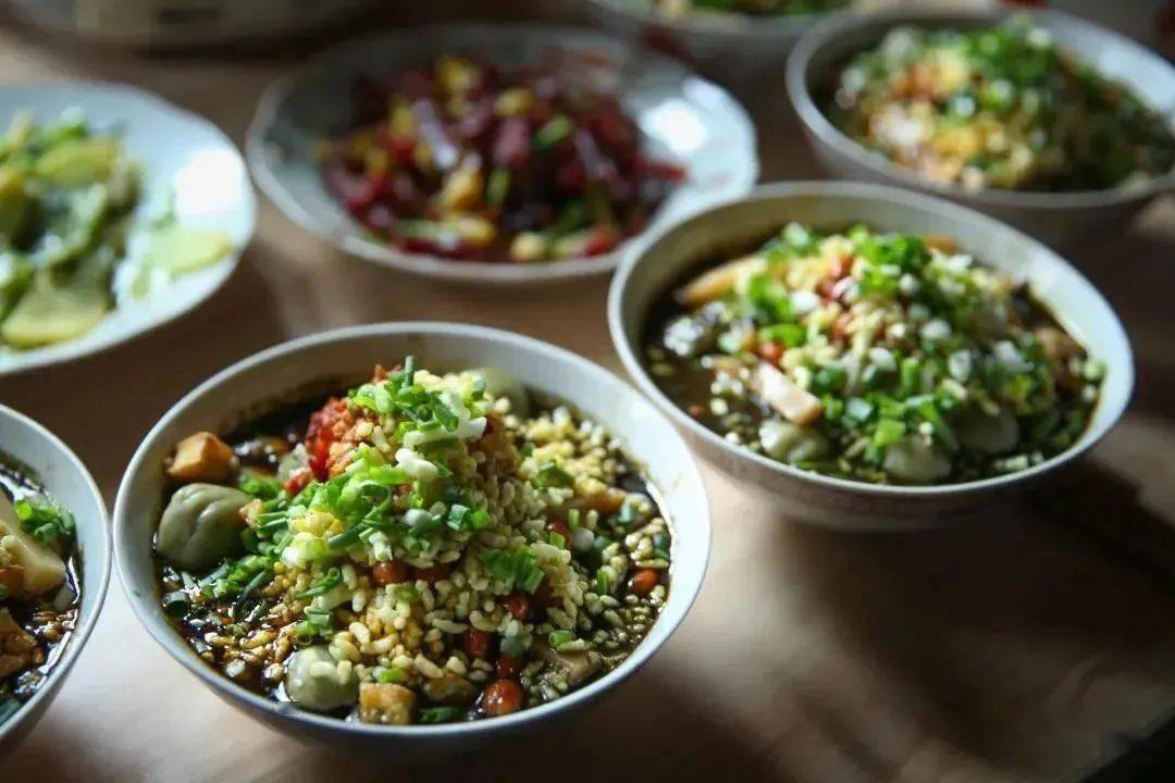 在侗乡玉屏,侗家人招待客人的方式就是做一道地地道道的罐罐油茶.