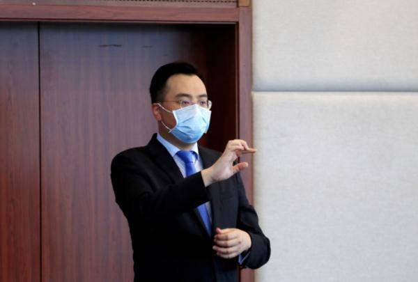 疫情防控发布会上的“无声战士”，如何用手语精准翻译专业术语？