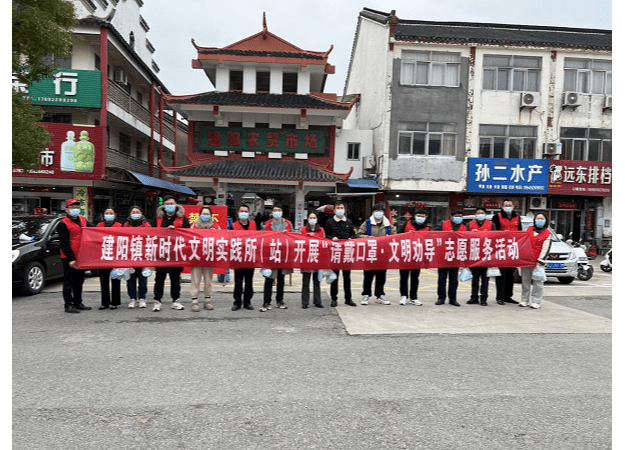 张丹摄)为倡导广大群众出门就戴口罩,3月19日上午,盐城市建湖县建阳镇