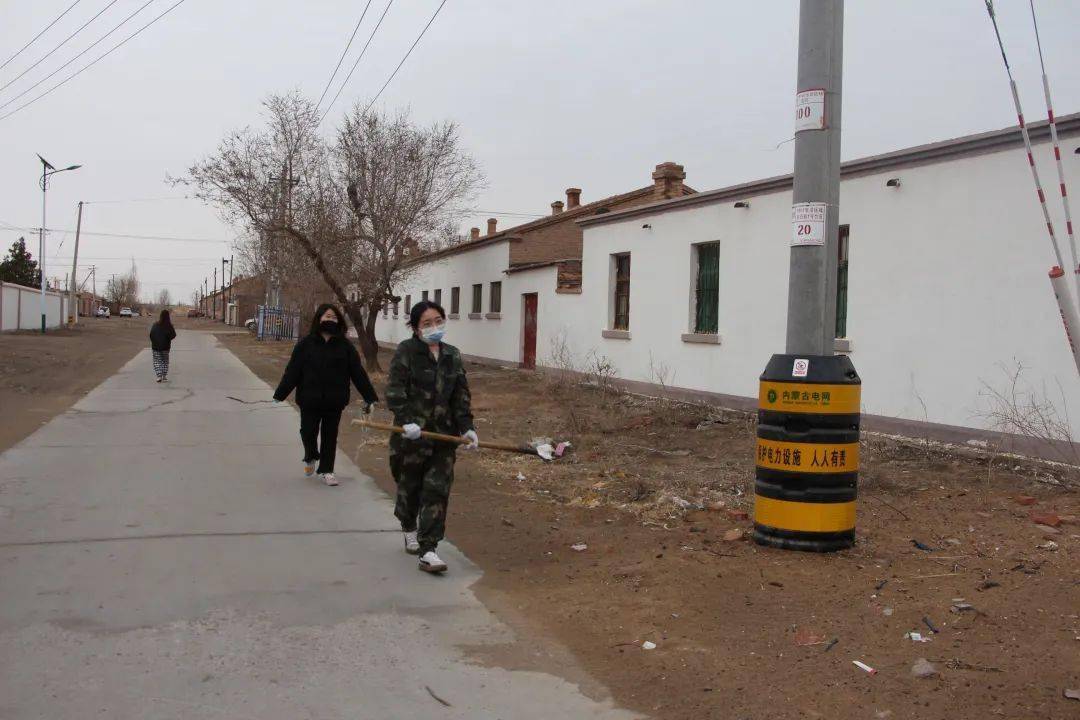 基层团讯弘扬雷锋精神青春志愿先行吉兰泰镇团委开展环境卫生清扫志愿