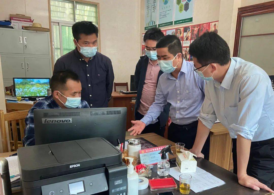 连麦镇督导疫苗接种工作县人大常委会主任冯永忠到桥头镇敬老院督导