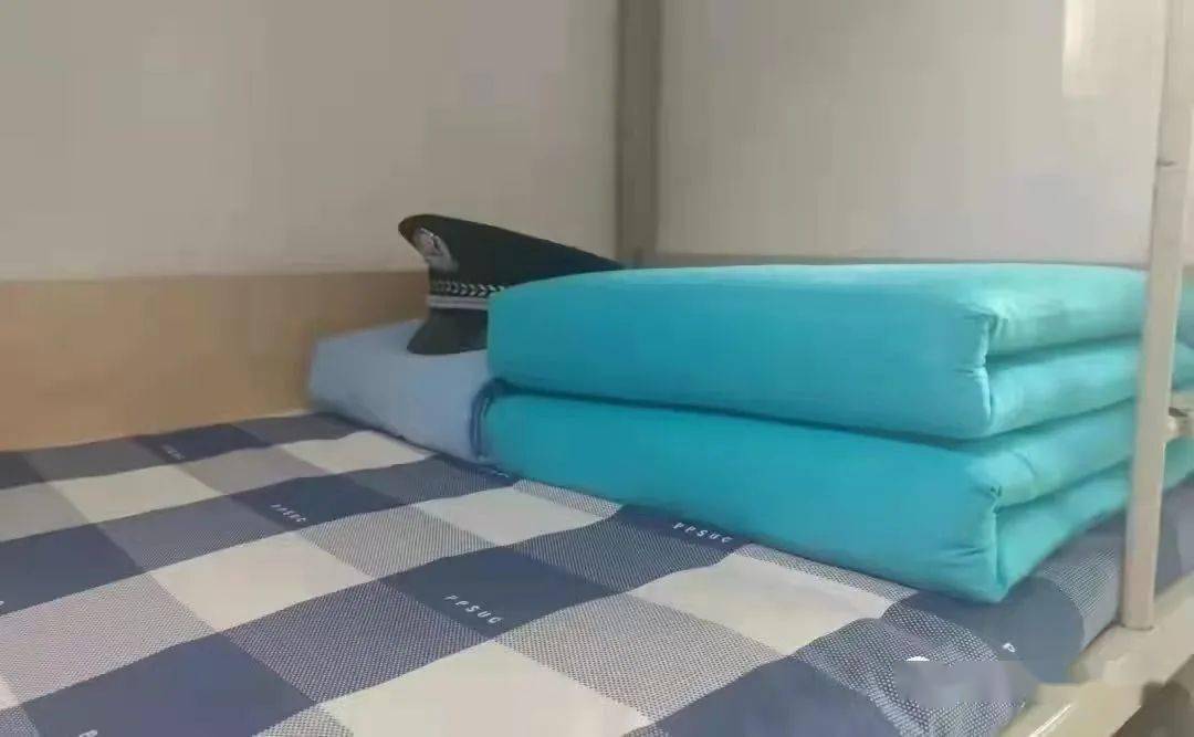 一身警服的严肃代替了花花绿绿规矩的生活方式代替了自由散漫热血沸腾