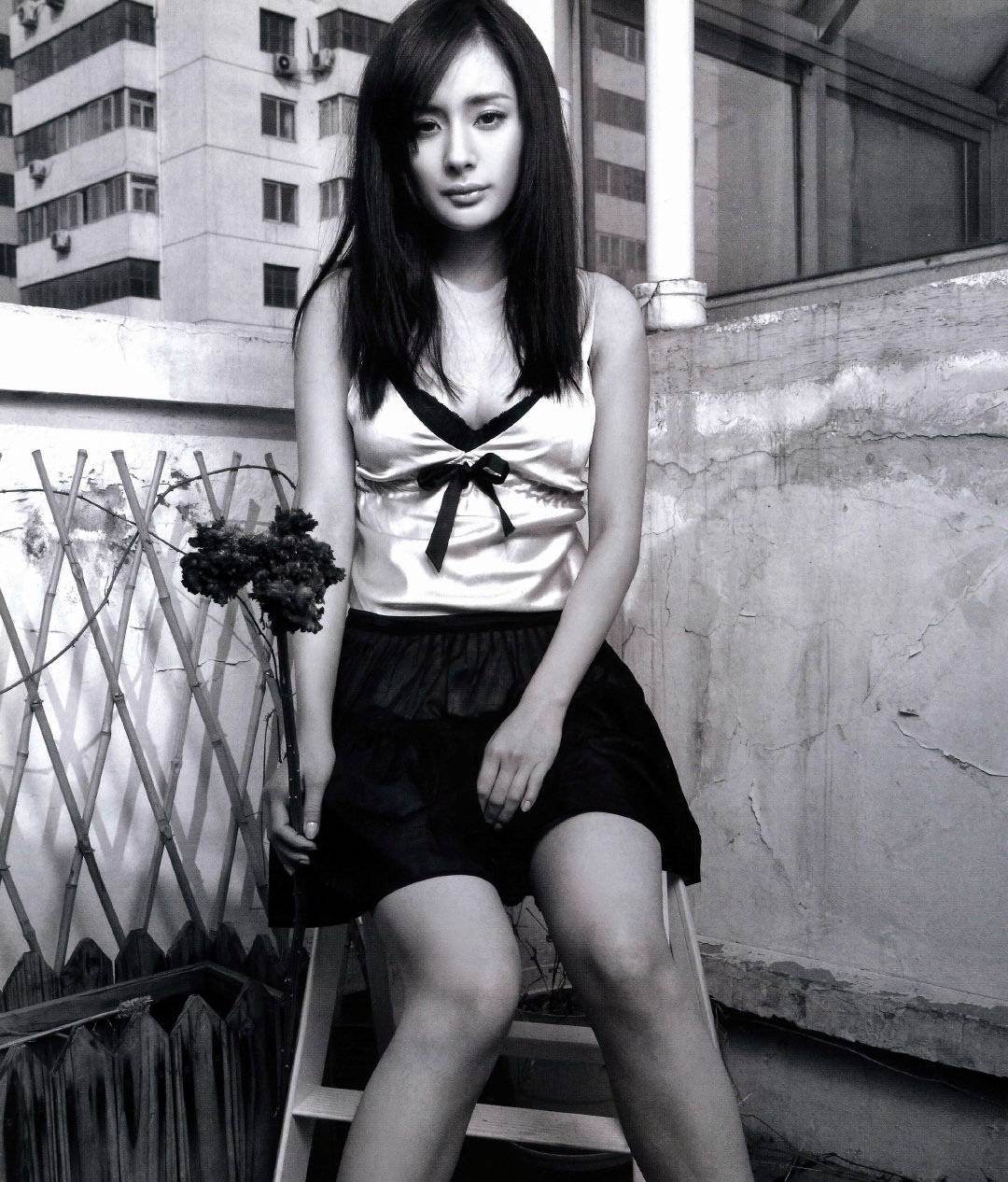 十几年后,杨幂在《男人装》的拍照姿势倒是被刘诗诗借鉴了,连面部表情