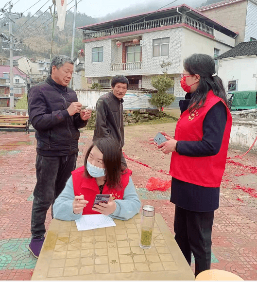 刘畈乡:巾帼志愿者开展"学习强国"平台宣传推广活动_太湖县_群众_人民