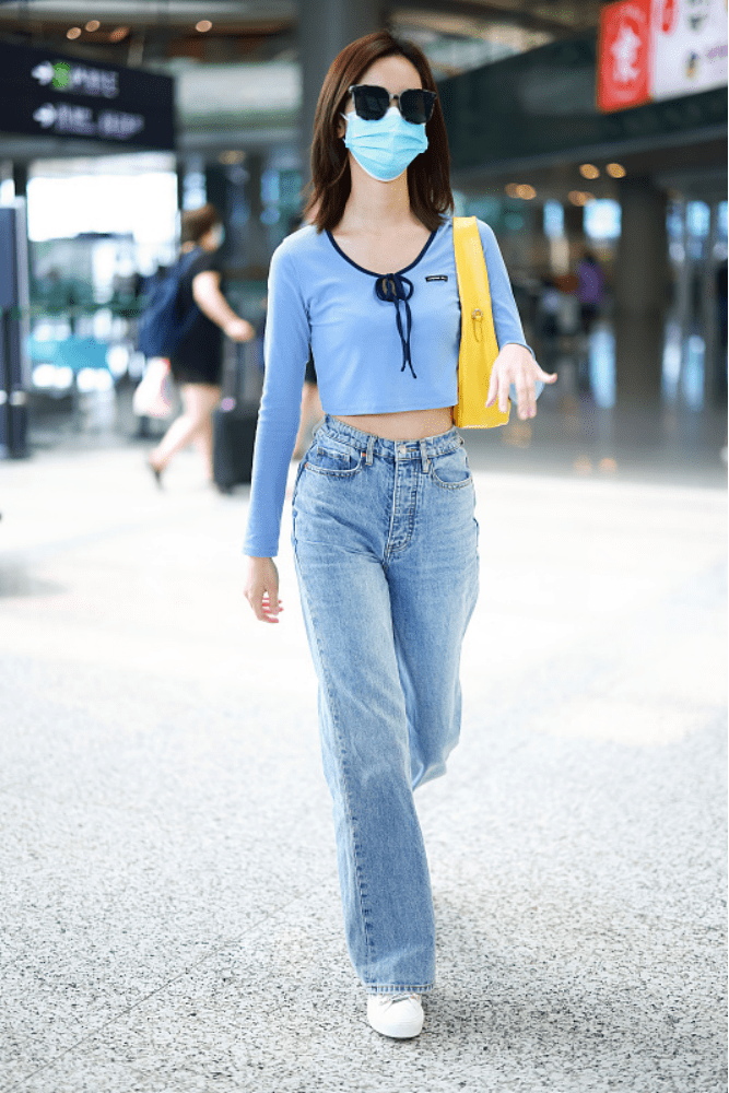 陈都灵也是小腰精穿露脐装凹出窈窕曲线身材比例是真的好