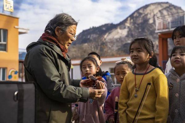 邓小岚|山里有了音乐，娃们有了梦想，可她走了……