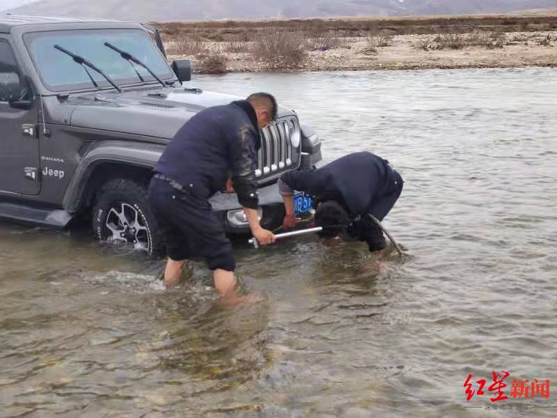 旅途|男子首次自驾318国道“搁浅”：车被困河中 民辅警冒雪下河营救