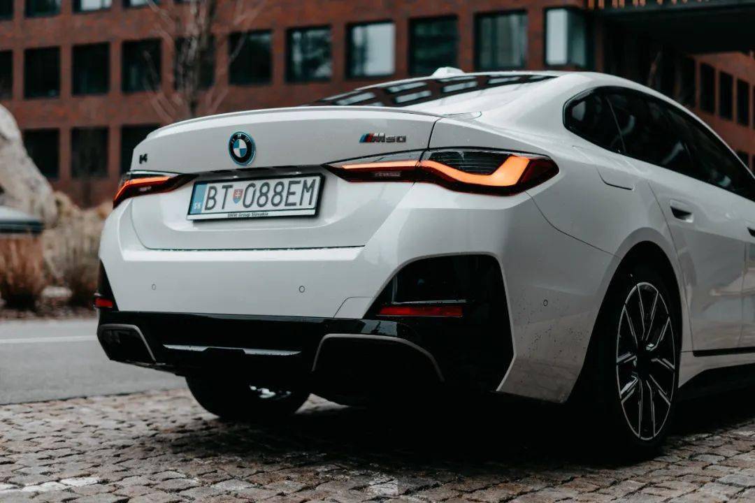 矿石白宝马i4m50你见过吗隐藏在低调车漆下的强悍性能