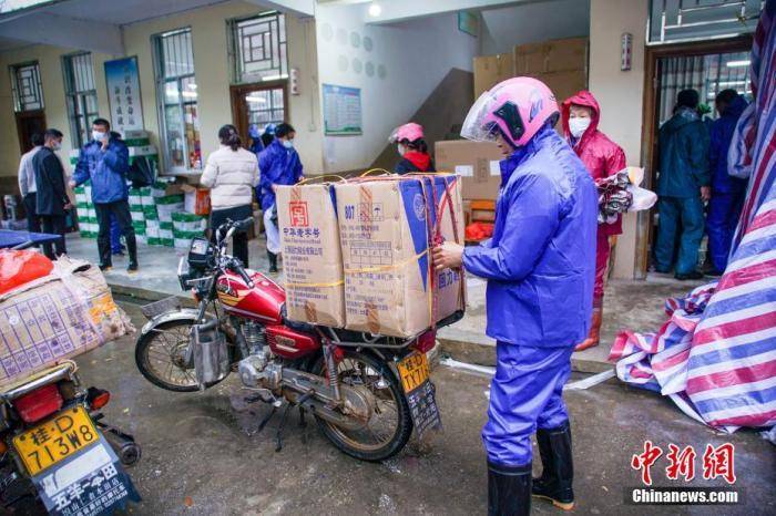 特写：冒雨救援 地毯式搜寻东航失事客机黑匣子