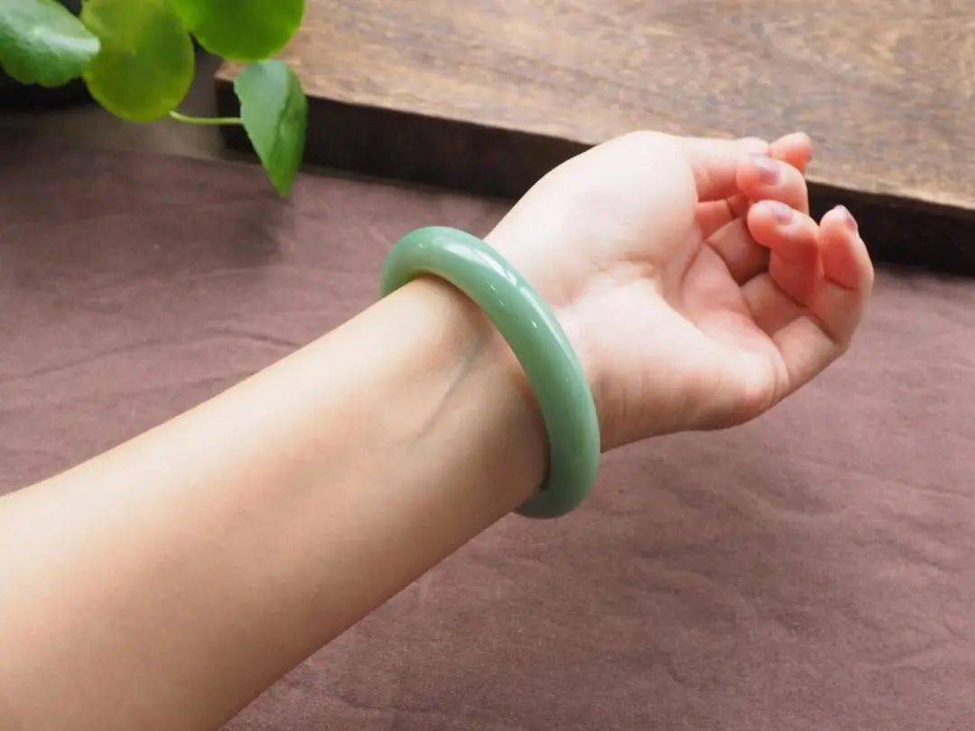 好看的玉镯千千万你连款式都分不清难怪戴着不好看