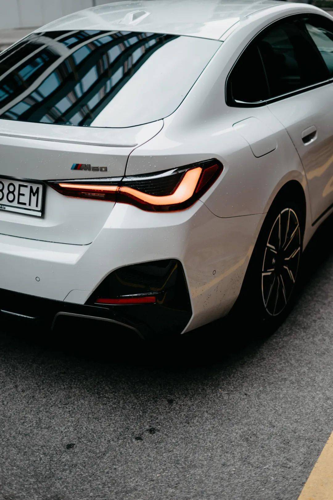 矿石白宝马i4m50你见过吗隐藏在低调车漆下的强悍性能