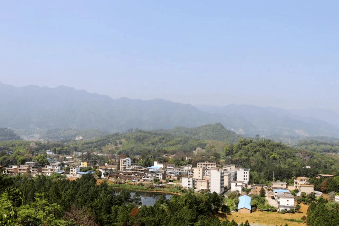 能俯瞰整个乐昌城在山麓之巅是最为宁静的时刻这个时候的南塔公园