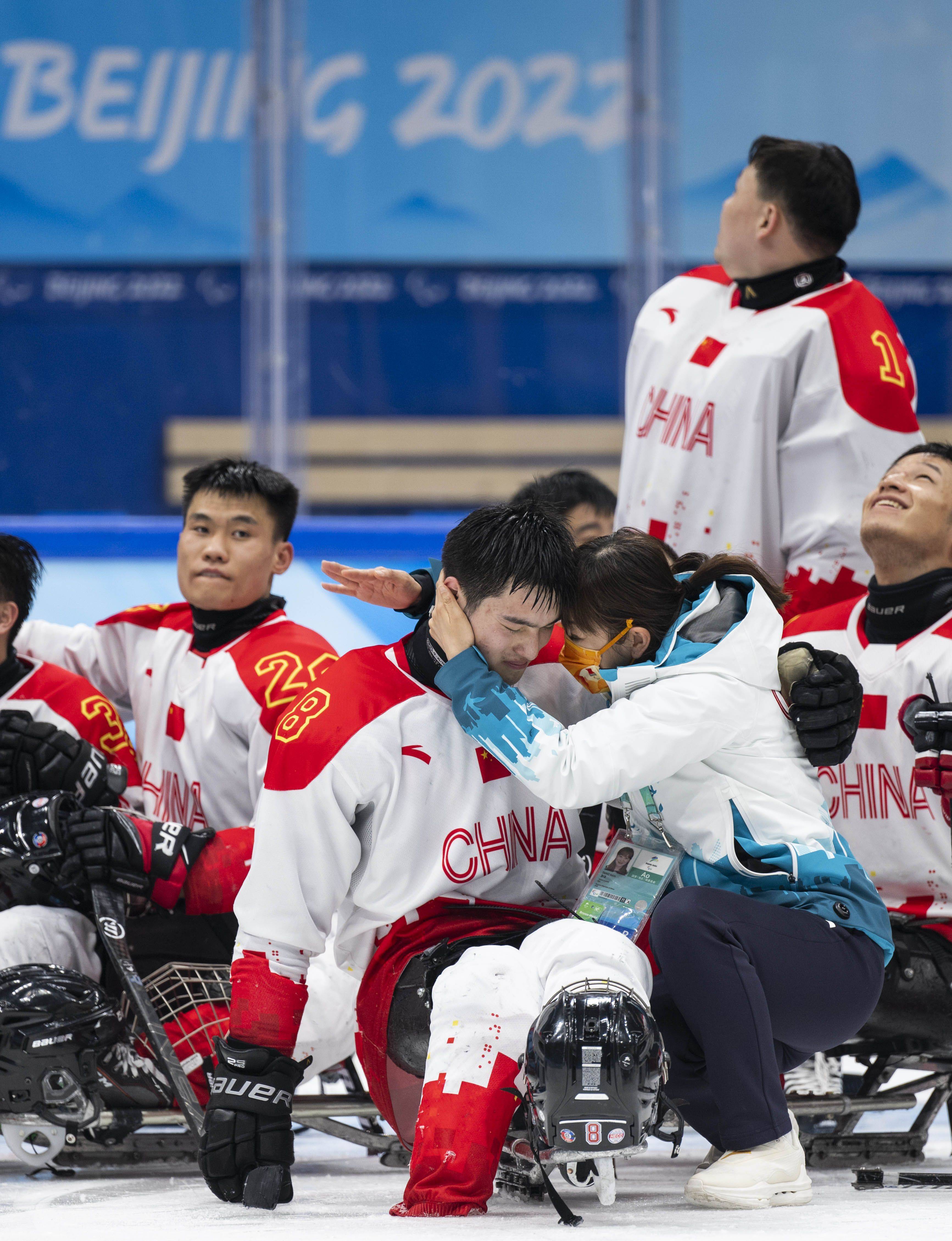 激情|冰橇上的速度与激情：打冰球“重生”的残疾人