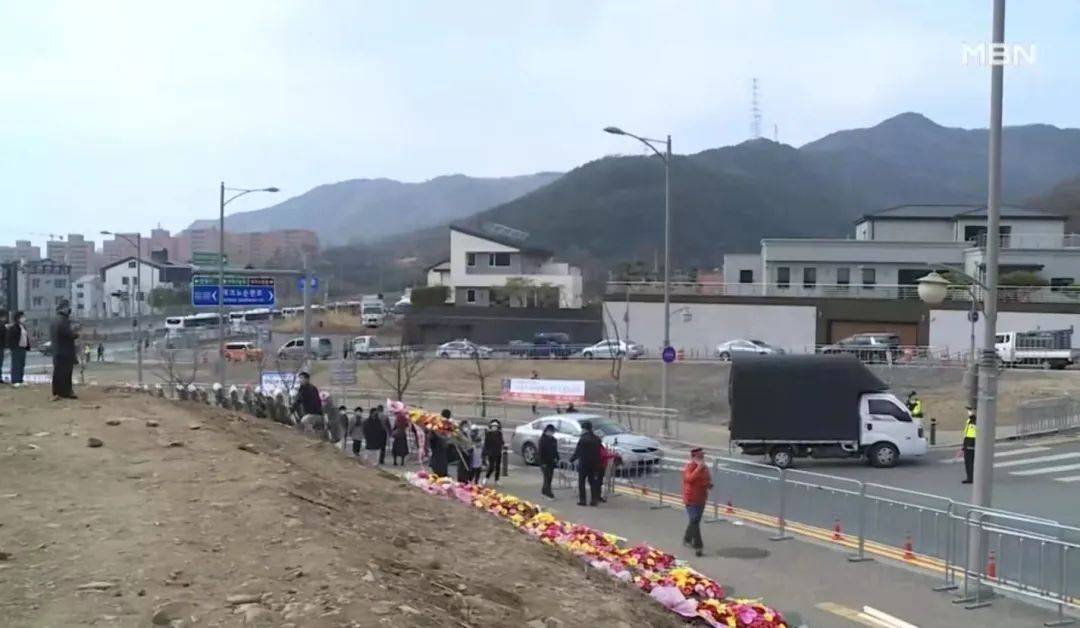 朴槿惠出院：获特赦后首次露面 先拜访父母墓地后返乡
