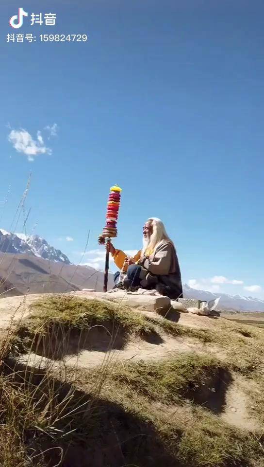 2017年骑行川藏北线时在某个村庄见过这位老人白发白须世外仙人一般