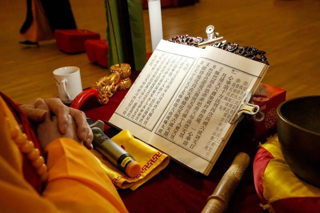 拜《梁皇宝忏》在法华坛,诵《妙法莲华经》在楞严坛,诵《大佛顶首楞严