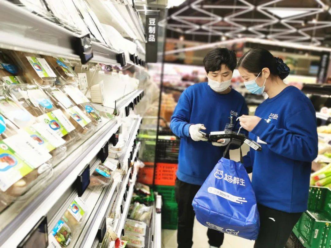 近日,长宁盒马鲜生门店也迎来了一批"共享员工",何英作为新晋分拣员