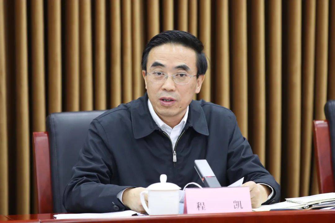 国家乡村振兴局党组成员,副局长蒋天宝主持会议.