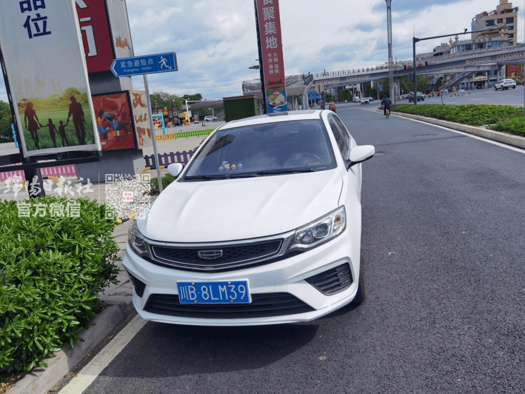 违停车辆:川b6zu12违停时间:3月22日15时44分违停街道:群涪中路车主