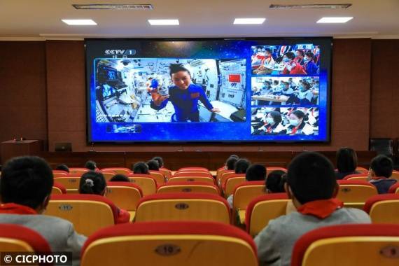 收看“天宫课堂” 点燃“强国梦想”