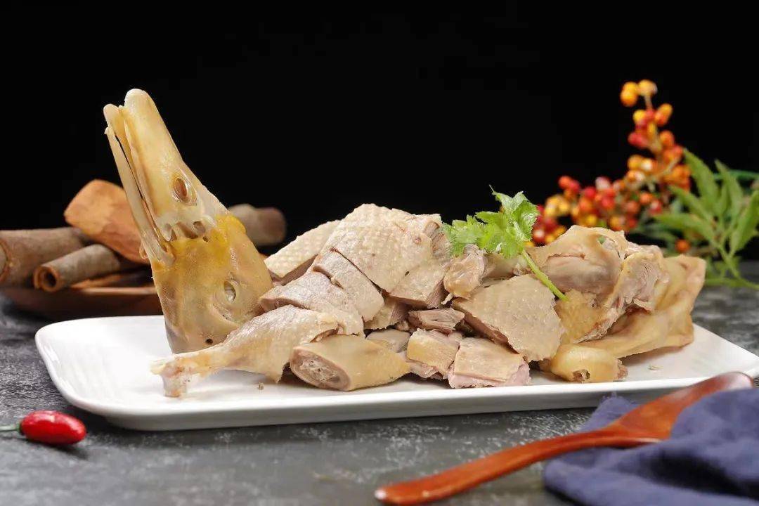 咸水鸭颜值虽朴素却有一种小清新,薄薄的鸭皮泛着点点油光,切开的鸭肉