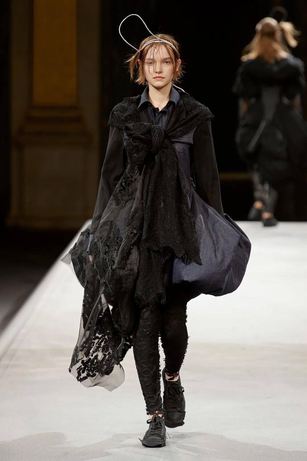 时装周 五彩斑斓的黑&深邃的优雅！Yohji Yamamoto加入单宁后，一切仿佛变了，一切又都还在～