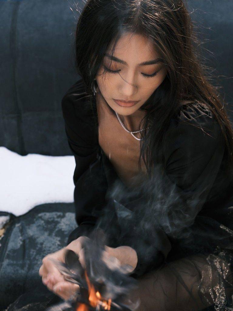 万籽麟暗黑系写真释出烟熏妆造型尽显魅惑