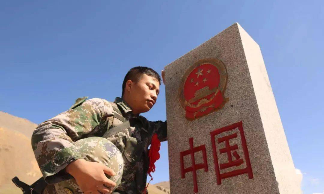 送战友,踏征程默默无语两眼泪耳边响起驼铃声……边防军人对祖国爱得