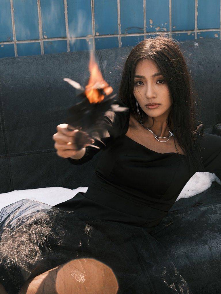 万籽麟暗黑系写真释出烟熏妆造型尽显魅惑