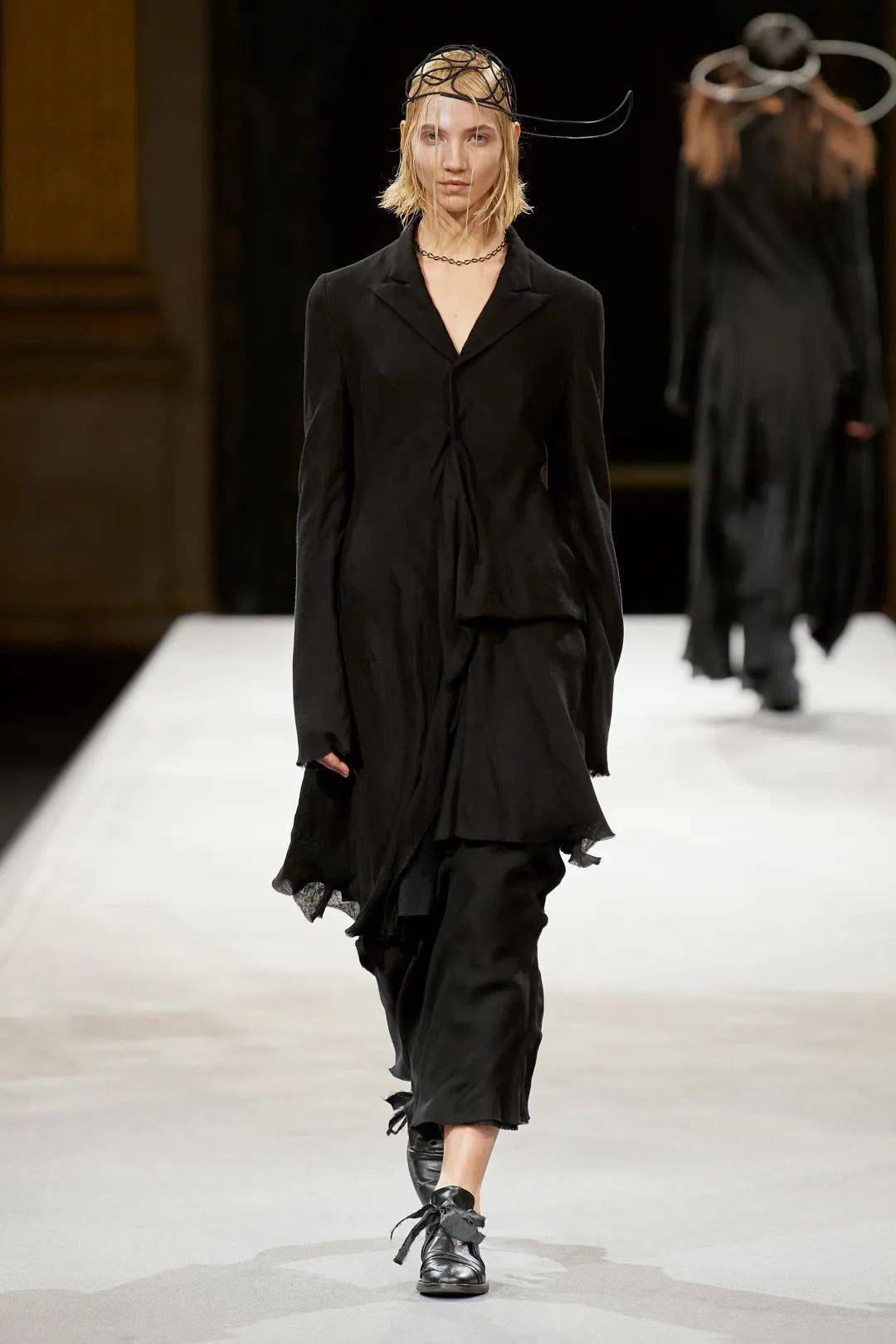 时装周 五彩斑斓的黑&深邃的优雅！Yohji Yamamoto加入单宁后，一切仿佛变了，一切又都还在～