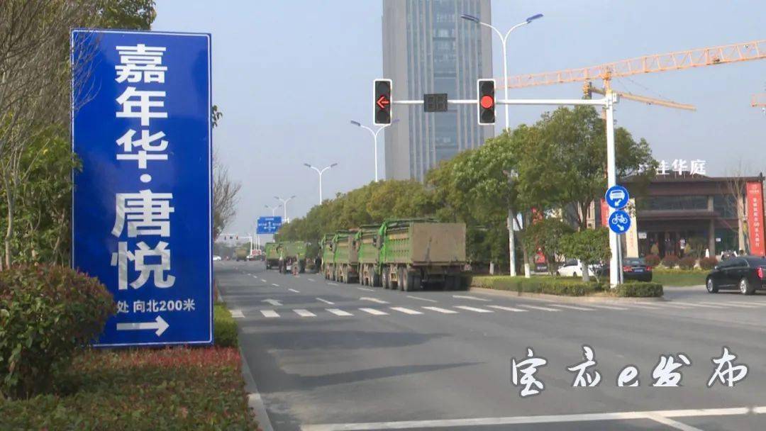 每次带孩子经过这个路口,都要小心又小心,就是因为这个广告牌,把后面