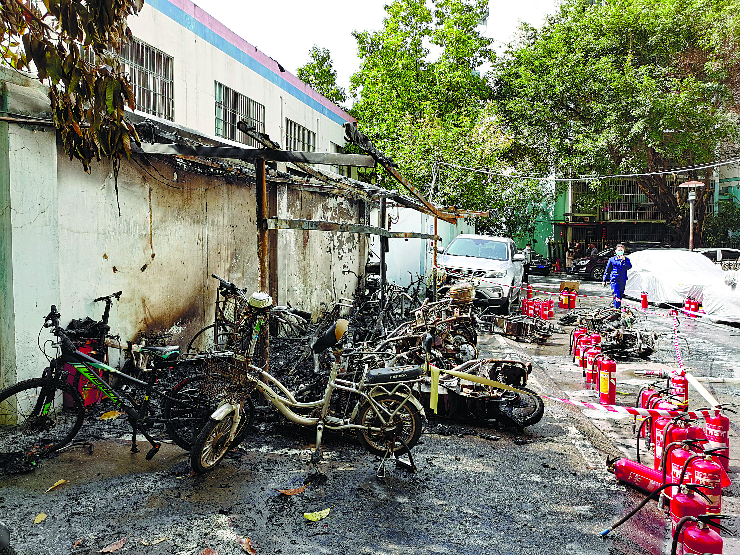 南宁一小区电动车棚凌晨起火 20余辆车被烧成骨架_自行车_居民_火灾