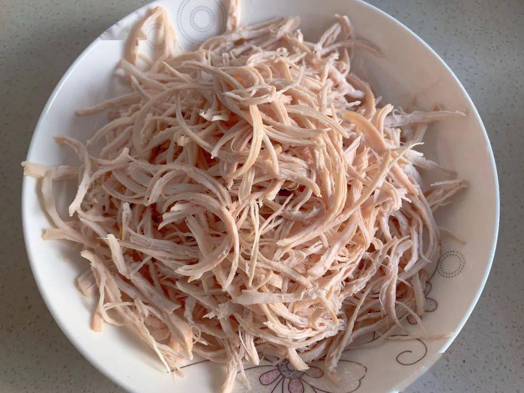 凉拌鸡胸肉丝丨减脂又健康的鸡胸肉丝非常好吃