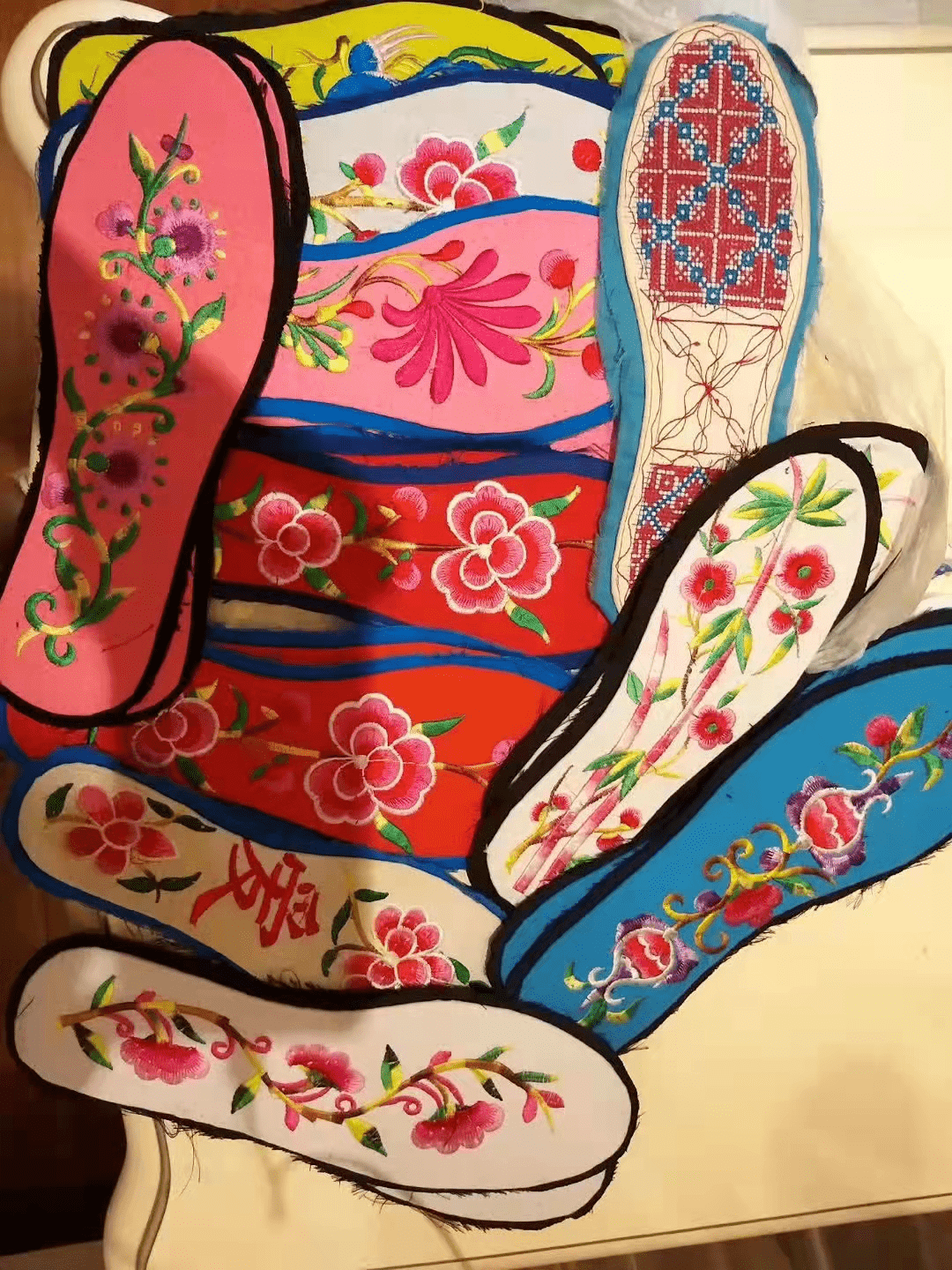 但她给我们做的鞋垫还有一大包……婆婆的手工做得非常好,自己纳鞋 