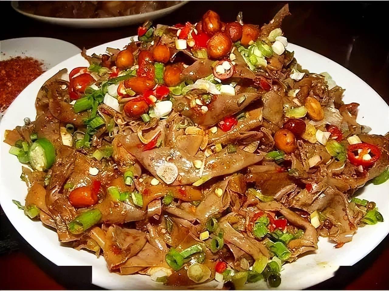 果然好吃的就格外吸引人,阿姨家的卤菜种类特别丰富,鸭头鸭