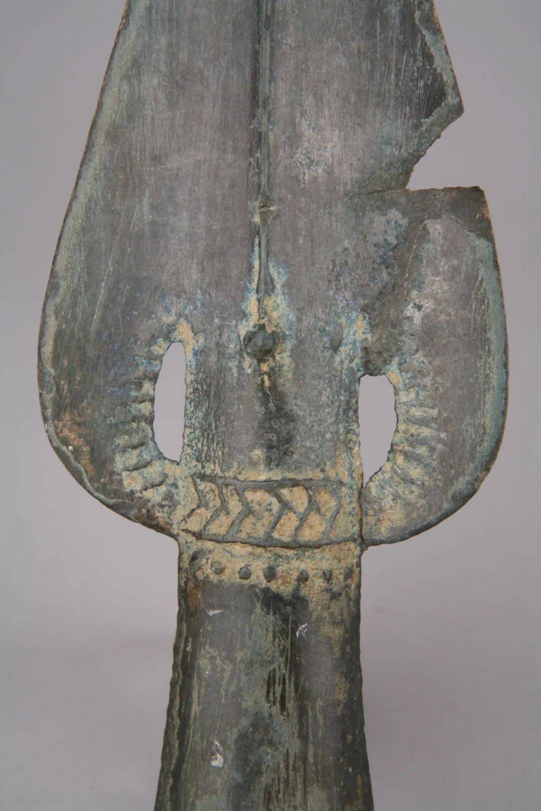 看古今国家二级文物战国乳钉人字纹尖叶型铜矛