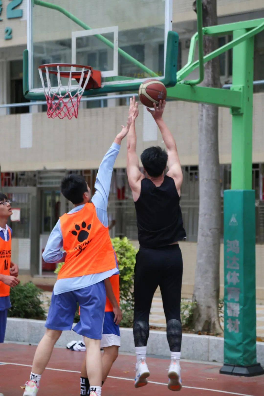 群雄逐鹿师生争霸平冈中学师生体育赛火热开展